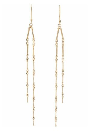 Lange øreringe i guld med teksturerede tynde kædeled i form af stænger, hver med to hængende tråde fastgjort til en kroglukning.