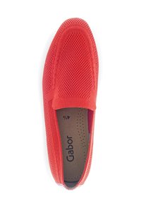 Rote Slipper mit atmungsaktivem Mesh-Obermaterial, strukturiertem Oberflächenfinish und gepolstertem Fußbett. Markenname "Gabor" innen gedruckt. Größe 4,5.