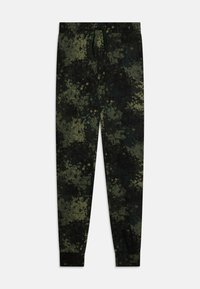 Camouflage-housut pehmeästä kankaasta, joissa on tummanvihreä, oliivinvihreä ja musta roiskeellinen kuvio, joustava vyötärö ja hihnat.