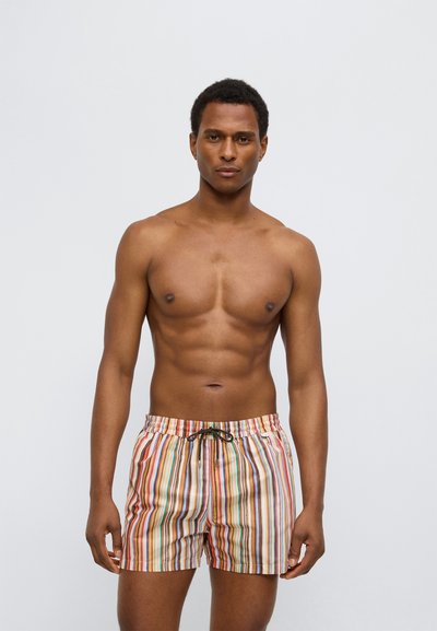 Ριγέ μαγιό σορτς με ελαστική μέση και μαύρο κορδόνι. Διαθέτει κάθετες ρίγες σε πορτοκαλί, κίτρινο, πράσινο και μπλε. Κατασκευασμένο από βαμβάκι.