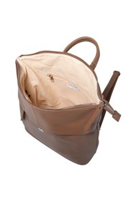 Bolso de mano de cuero marrón con un exterior texturizado, un cierre de cremallera y un interior de tela beige claro. Cuenta con un bolsillo con cremallera.