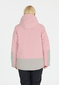 Rosa wasserdichte Jacke mit Kapuze, mit grauen Akzenten an den Ärmeln und am Saum. Glatte Textur, gerade Schnittform, geeignet für den Außeneinsatz.