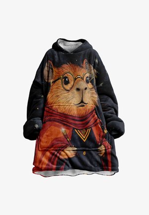 Veľká čierna a červená mikina s kapucňou s veľkým ilustrovaným morčaťom, ktoré nosí okuliare a čarodejnícke plášte a drží čarovné prúty.