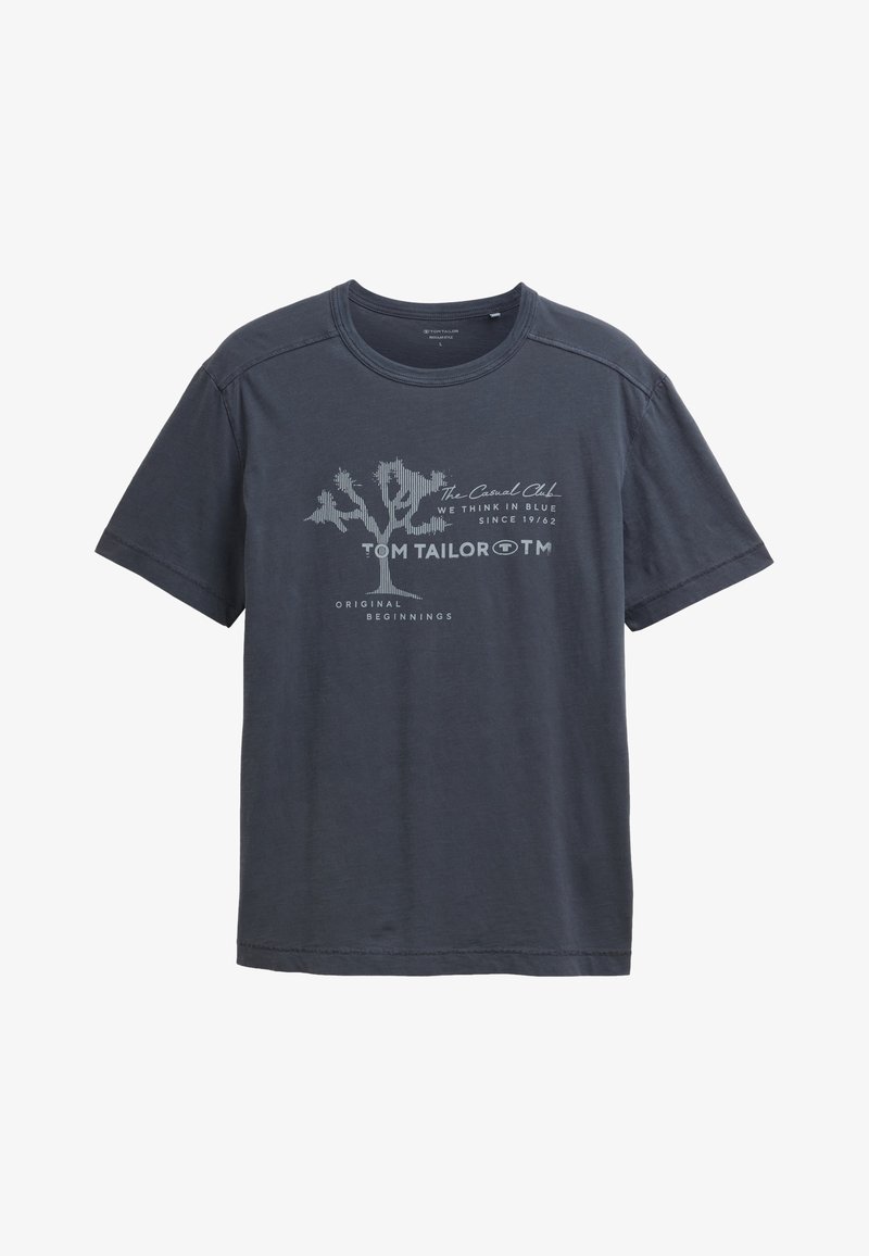 Camiseta de algodón gris oscuro con un gráfico de un árbol y texto. Cuello redondo, mangas cortas, corte relajado. Textura suave.