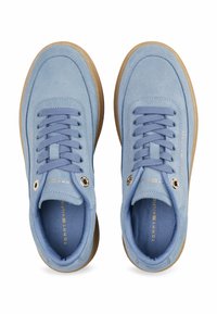 Hellblaue Wildleder-Sneaker mit runder Zehenform, flachen Schnürsenkeln und brauner Gummisohle. Enthält metallische Ösen und Logo-Details auf der Zunge.