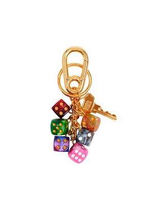 Llavero colorido que presenta seis dados de distintos colores (rojo, verde, púrpura, azul, rosa, naranjo) y una llave de metal dorado, unida con un broche dorado.