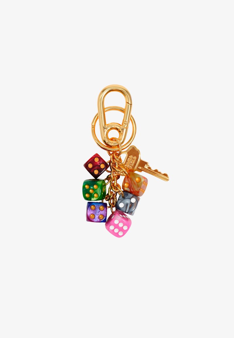 Llavero colorido que presenta seis dados de distintos colores (rojo, verde, púrpura, azul, rosa, naranjo) y una llave de metal dorado, unida con un broche dorado.