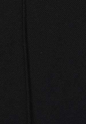 Tissu noir avec une surface texturée et des côtes diagonales. Comprend une couture verticale au centre, mettant en valeur la durabilité et la structure.