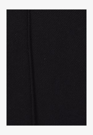 Tissu noir avec une surface texturée et des côtes diagonales. Comprend une couture verticale au centre, mettant en valeur la durabilité et la structure.