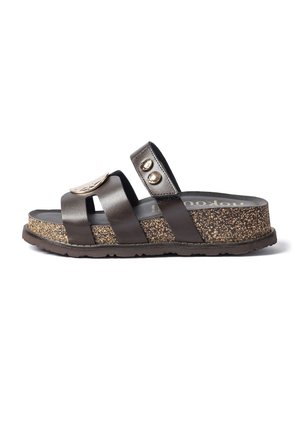 Sandalia tipo slide de cuero marrón con dos tiras ajustables, detalles de botones dorados y suela plataforma con textura de corcho.