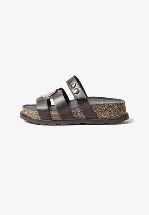 Sandale slide en cuir marron avec deux sangles ajustables, détails de boutons dorés et semelle plateforme à texture liège.