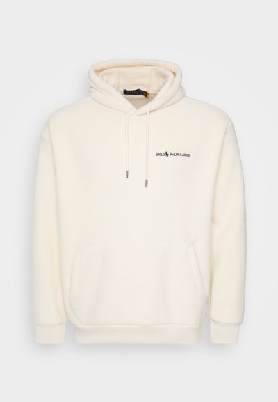 Φούτερ με εσωτερική επένδυση από μαλακό ύφασμα σε κρεμ απόχρωση, με τσέπη καγκουρό, κουκούλα με κορδόνι και μικρό κεντητό λογότυπο σε σκούρο μπλε στο στήθος.