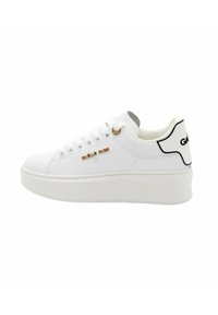 Sneaker bianco con un design elegante in pelle, piattaforma bianca elevata, dettagli in logo tono oro e accenti neri sul tallone.