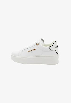 Sneaker bianco con un design elegante in pelle, piattaforma bianca elevata, dettagli in logo tono oro e accenti neri sul tallone.