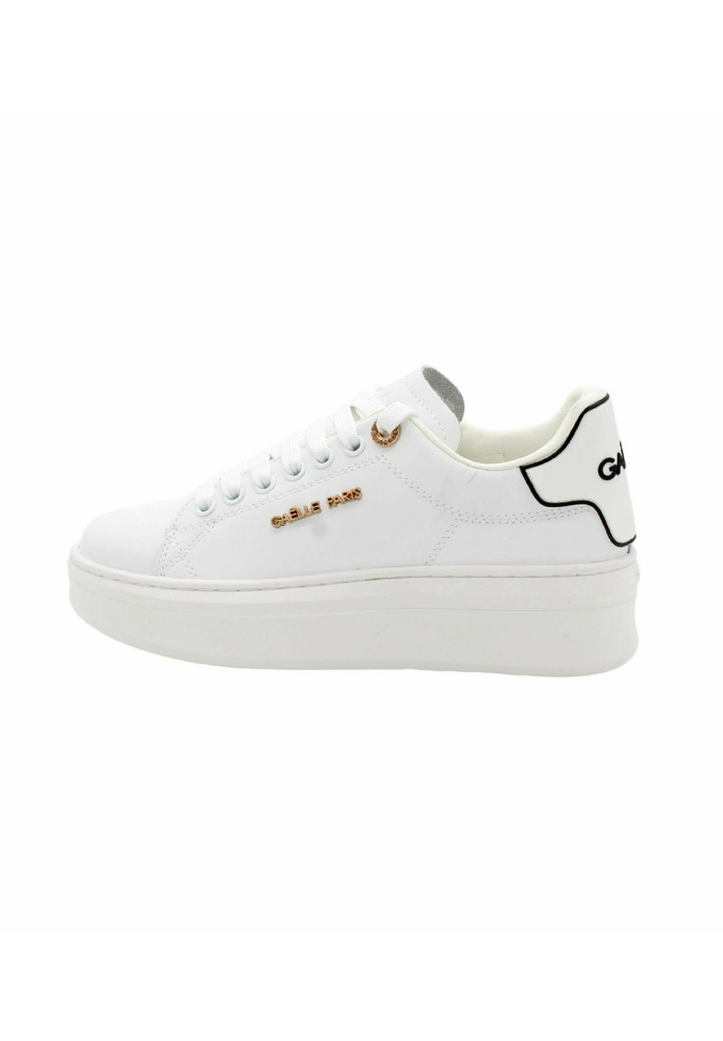 Sneaker bianco con un design elegante in pelle, piattaforma bianca elevata, dettagli in logo tono oro e accenti neri sul tallone.