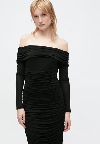 Vestido preto de ombro caído, feito de tecido franzido com mangas longas, apresentando uma silhueta ajustada e camadas texturizadas por toda a peça.