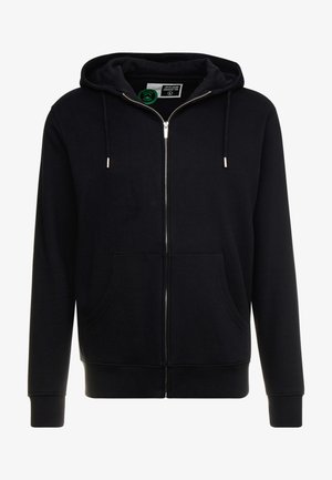 Must elastsest kapuutsiga must sviiter, millel on tõmblukk, ees taskud ning soonikkoes varrukad ja alläär. Sile tekstuur, lihtne disain.