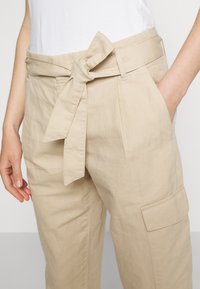 Esprit UTILITY PANTS - Pantalon cargo - sand