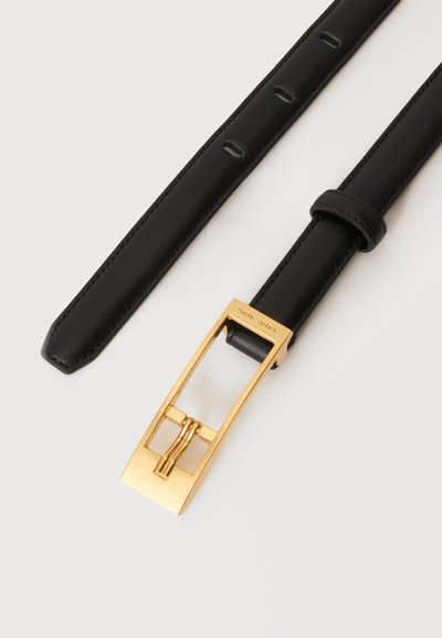 Ceinture en cuir noire avec plusieurs trous et une boucle rectangulaire dorée sur fond blanc.