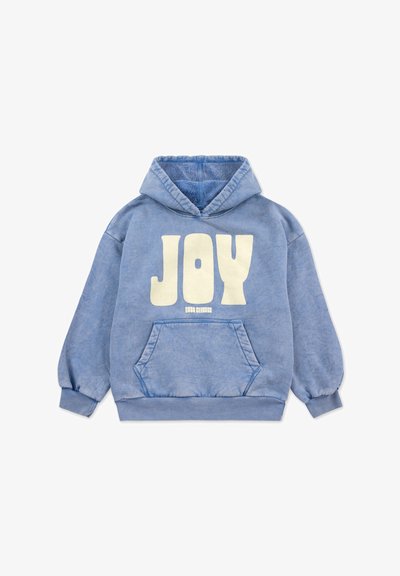 Sweat à capuche bleu avec le texte surdimensionné "JOY" en crème. Présente une poche avant, des poignets élastiques, une texture douce et une poche de style kangourou.
