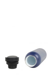 Bottiglia d'acqua isolata blu lievemente inclinata su un lato con un tappo a vite nero separato accanto ad essa su uno sfondo bianco.