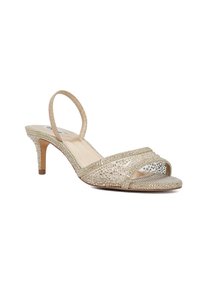 Gouden open teen slingback hak met een getextureerde bovenkant, versierd met strassstenen, en een smalle ondersteunende band. Heeft een slanke hak.