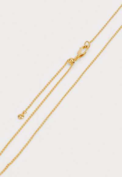 Collana in oro con anelli sottili e attorcigliati, chiusura a moschettone e un piccolo charm rotondo con un dettaglio inciso.