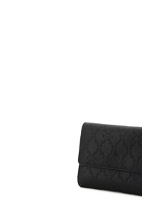 Portafoglio in pelle nera con motivo a catena in rilievo, design piatto, forma rettangolare e chiusura magnetica. Presenta dettagli di cuciture sottili.