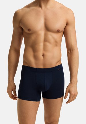 Marineblaue Boxershorts aus weichem Stoff, mit einer figurbetonten Passform und einem konturierten Pouch. Einfacher elastischer Bund mit Logo-Akzent.