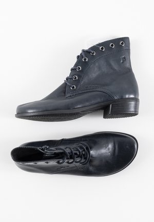 Bottes basses en cuir noir avec lacets, œillets métalliques, petit talon et bout rond, vues de côté et de dessus sur fond blanc.