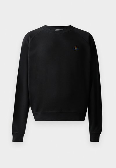 Must värvi pusakar, mis on valmistatud pehmest kangast, ümarate kaelustega ja raglaiini varrukatega. Rinnal on väike, värviline tikand.