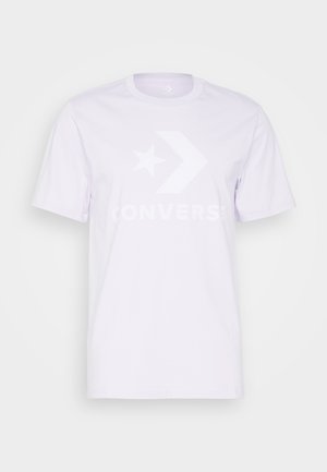 T-shirt blanc uni à manches courtes, col rond avec un logo étoile et flèche discret au-dessus du texte "CONVERSE" à l'avant.