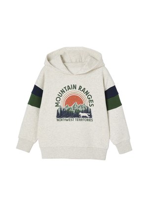 Hellgrauer Hoodie mit einem Frontdruck, der Berge, Bäume und einen Fuchs zeigt. Er hat grün und marineblaue gestreifte Ärmel sowie eine Kängurutasche.