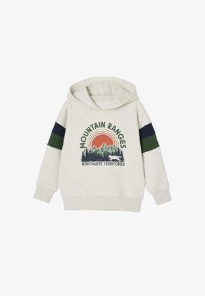 Hellgrauer Hoodie mit einem Frontdruck, der Berge, Bäume und einen Fuchs zeigt. Er hat grün und marineblaue gestreifte Ärmel sowie eine Kängurutasche.