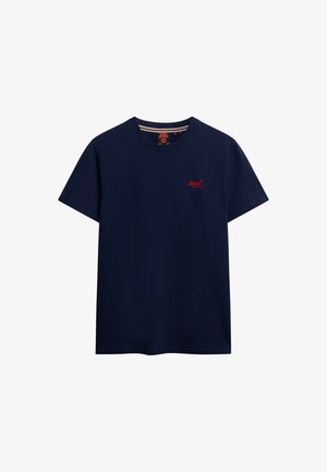 Marineblauw T-shirt met korte mouwen en ronde hals, voorzien van een klein rood Superdry-logo op de linkerborst en gestreepte details aan de binnenkant van de kraag.