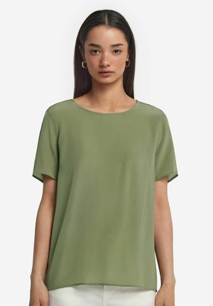 Kurzärmliges T-Shirt mit Rundhalsausschnitt aus olivgrünem Stoff; glatte Textur, lockere Passform und gerader Saum. Minimalistisches Design ohne Muster.