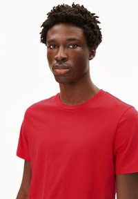 Rode katoenen T-shirt met een ronde halslijn en korte mouwen, met een fijne structuur en een klassieke pasvorm.