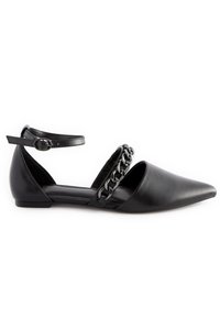 Zapato plano negro de cuero con punta afilada. Cuenta con una correa en el tobillo y un acento de cadena a lo largo del mediopie. Textura suave, diseño sencillo.