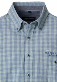 Karierter Button-Up-Hemd in Grün und Blau, lässige Passform, mit Kragen, kleinen Knöpfen und Schriftzugdetails auf der Vorderseite.