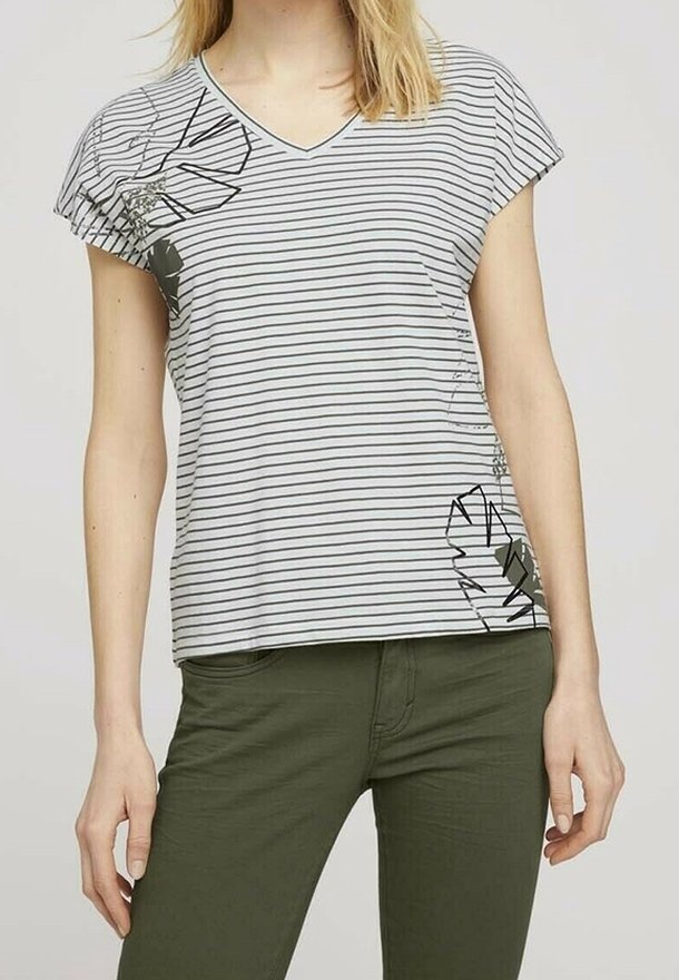 Camiseta de cuello en V de manga corta con rayas horizontales en gris y blanco; presenta un diseño gráfico en verde oscuro en el lado izquierdo.