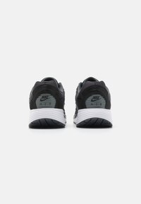 Nike Sportswear AIR MAX SOLO - Tenisice - black/white/anthracite