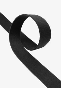 Czarna wstążka z tkaniny, płaska i elastyczna, o gładkiej fakturze bez widocznych wzorów. Prezentowana w kształcie pętli na białym tle.