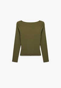 Langsleeve top in olijfgroen, met een bootnek en een getailleerde silhoeët. De stof heeft een gladde textuur en geen zichtbare patronen.