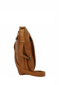 Borsa a tracolla in pelle color tan con superficie texturizzata, tracolla regolabile e scomparto con zip, caratterizzata da dettagli in metallo dorato.