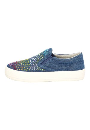Chaussures en denim à enfiler avec une semelle en caoutchouc blanche plate, ornées de strass multicolores sur l'avant, passant du rouge au vert.