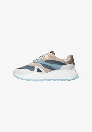 Sneakers met een mix van blauwe mesh, suede en metalen accenten, met een witte en lichtblauwe rubberen zool en een ronde teenvorm.