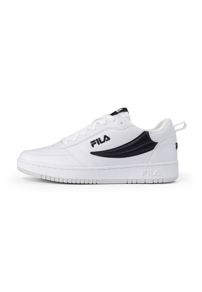 Sneaker bianco con tomaia in pelle testurizzata, striscia laterale nera, design con lacci e suola in gomma. Caratterizzato dal logo FILA sul lato e sul tallone.