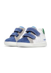 Sneakers per bambini in suede blu e grigio con accenti in pelle bianca, cinturini in velcro, lati perforati e un tab sul tallone verde.