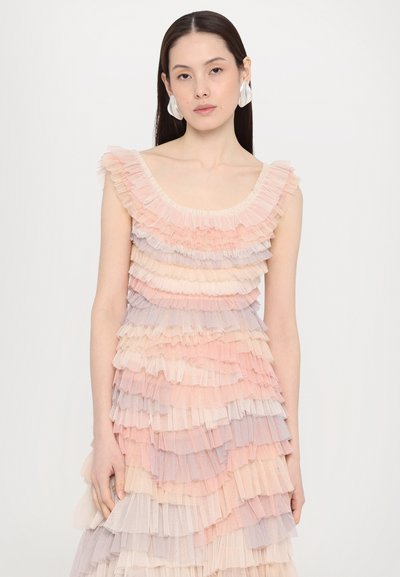 Gelaagde ruffle jurk in zachte pasteltinten van roze, lavendel en crème. Heeft een ronde halslijn en een textuur van transparante stof met verschillende lengtes.