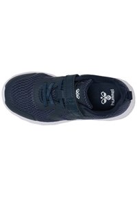 Scarpa sportiva blu scuro con tomaia in rete, sovrapposizioni sintetiche resistenti, chiusura a lacci e velcro, e suola esterna in gomma bianca.